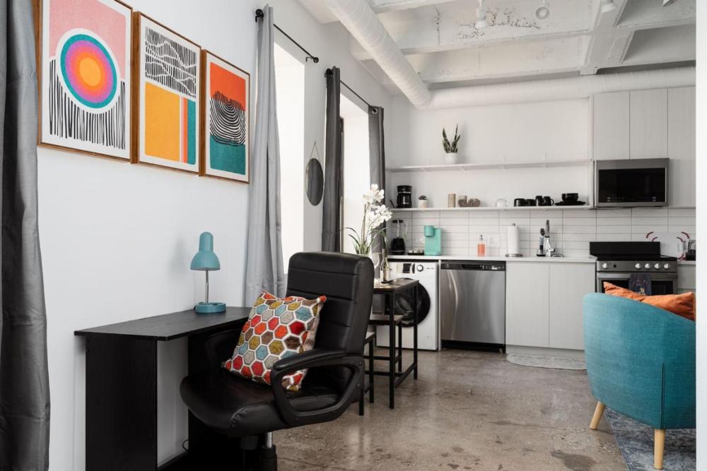 Sunny Modern Loft Montrose Beach Rooftop WFH Gym
